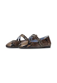 Ballerine marroni e nere con motivo a serpente, dalla punta appuntita, due cinturini incrociati e tacco basso. Superficie in pelle liscia e leggero luccichio.