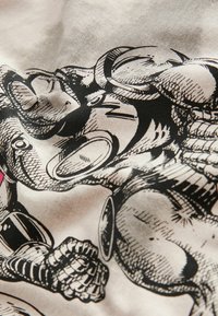 Bavlnená látka s čierno-bielou grafickou potlačou svalnatej postavy, ktorá obsahuje detailné textúry a karikatúrne dizajny.