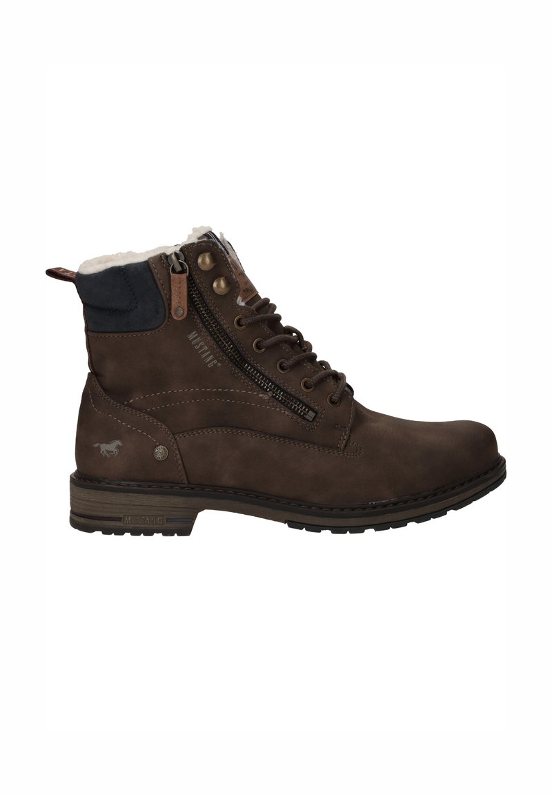 Bota de cuero marrón hasta el tobillo con forro de piel blanca, cordones, cremallera lateral, parte superior en contraste de color navy y suela de goma con un diseño. Incluye un acento de logo.