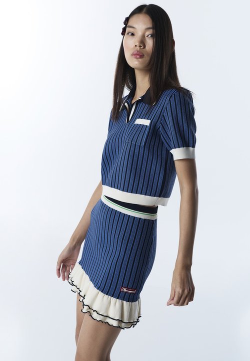 Top Donna Mavi A Righe Con Scollatura Posteriore – Maglietta Estiva Alla Moda