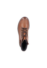 Bottine en cuir marron avec dessus texturé, lacets marron et semelle en caoutchouc noir. Présente une finition lisse et des accents cousus.