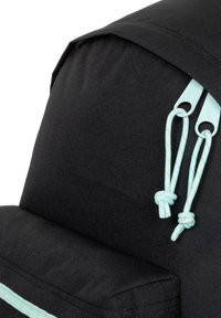 Plecak z czarnej tkaniny o teksturowej powierzchni, z miętowozielonymi suwakami i akcentami sznurkowymi, oraz klapą zamykającą. Prosty, funkcjonalny design.