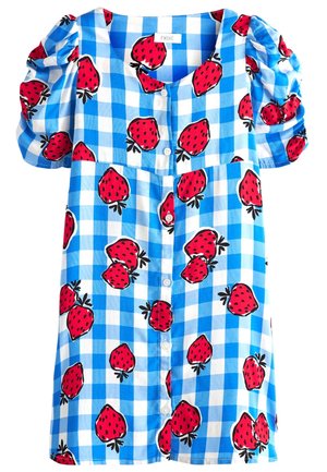 Niebieska i biała sukienka w kratę z bufiastymi rękawami, guzikami z przodu oraz wzorem czerwonych truskawek.