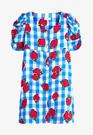 Robe à carreaux bleus et blancs avec des manches bouffantes, des boutons sur le devant et un motif de fraises rouges.