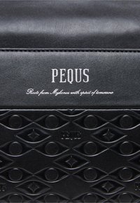 Schwarze Ledertasche mit geprägten geometrischen Mustern, dem Markennamen "PEQUS" und einem Slogan in weißer Schrift auf der Vorderseite.