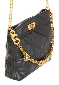 Borsa a tracolla in pelle nera con un design trapuntato, catena dorata e dettaglio con chiusura quadrata; presenta un'acca decorativa vicino alla tracolla.