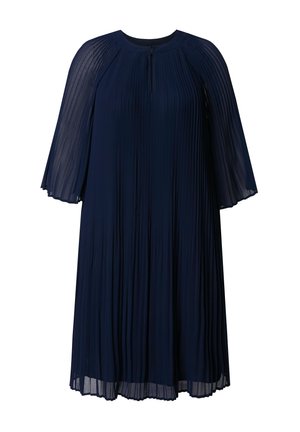 Marineblauwe geplooide jurk met een ronde halslijn en capesleeves, voorzien van een discrete ritssluiting aan de achterkant. Zachte, vloeiende stof.