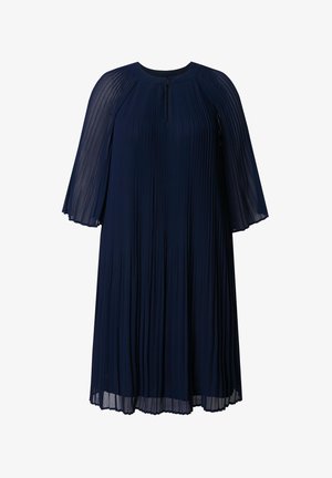 Navyblaues, plissiertes Kleid mit rundem Ausschnitt und Cape-Ärmeln, mit einem unauffälligen Reißverschluss auf der Rückseite. Weicher, fließender Stoff.