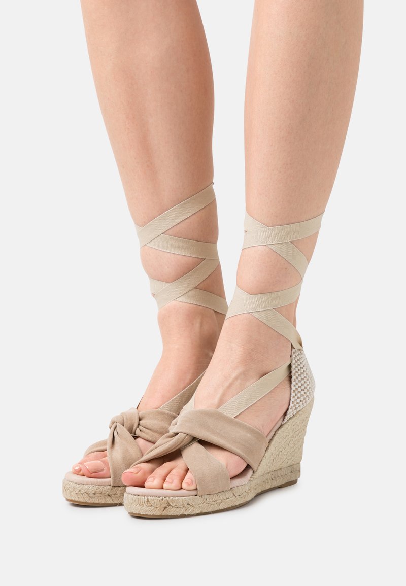 Wedges de espadrille bege com parte superior em camurça com nó, tiras em volta do tornozelo e textura tecida no calcanhar. Plataforma envolvida em juta.