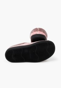 Zapatillas de felpa sintética con parte superior en suave color rosa y detalles en gris, que cuentan con una suela de goma negra con un patrón de agarre texturizado.