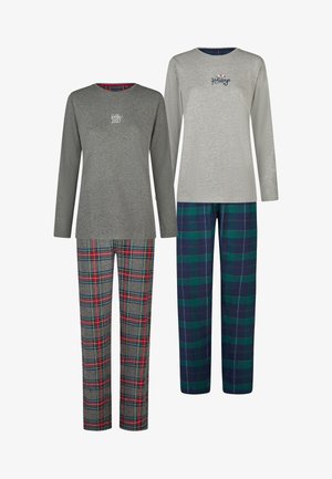 Twee sets pyjama's: een grijs shirt met lange mouwen met de opdruk "Jolly", gecombineerd met rood-groen geruite broek; de andere grijs met de opdruk "Holidays" en blauw geruite broek.