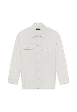 Camicia button-up beige chiaro con maniche lunghe, due tasche sul petto con patta e bottoni, e colletto classico.