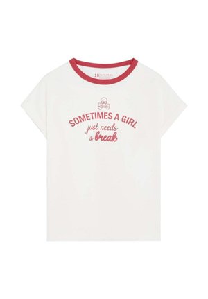 Camiseta blanca de manga corta con cuello rojo, gráfico de calavera y tibias cruzadas, y texto "A veces una chica solo necesita un descanso" en fuente roja centrada al frente.