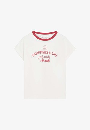 Camiseta blanca de manga corta con cuello rojo, gráfico de calavera y tibias cruzadas, y texto "A veces una chica solo necesita un descanso" en fuente roja centrada al frente.