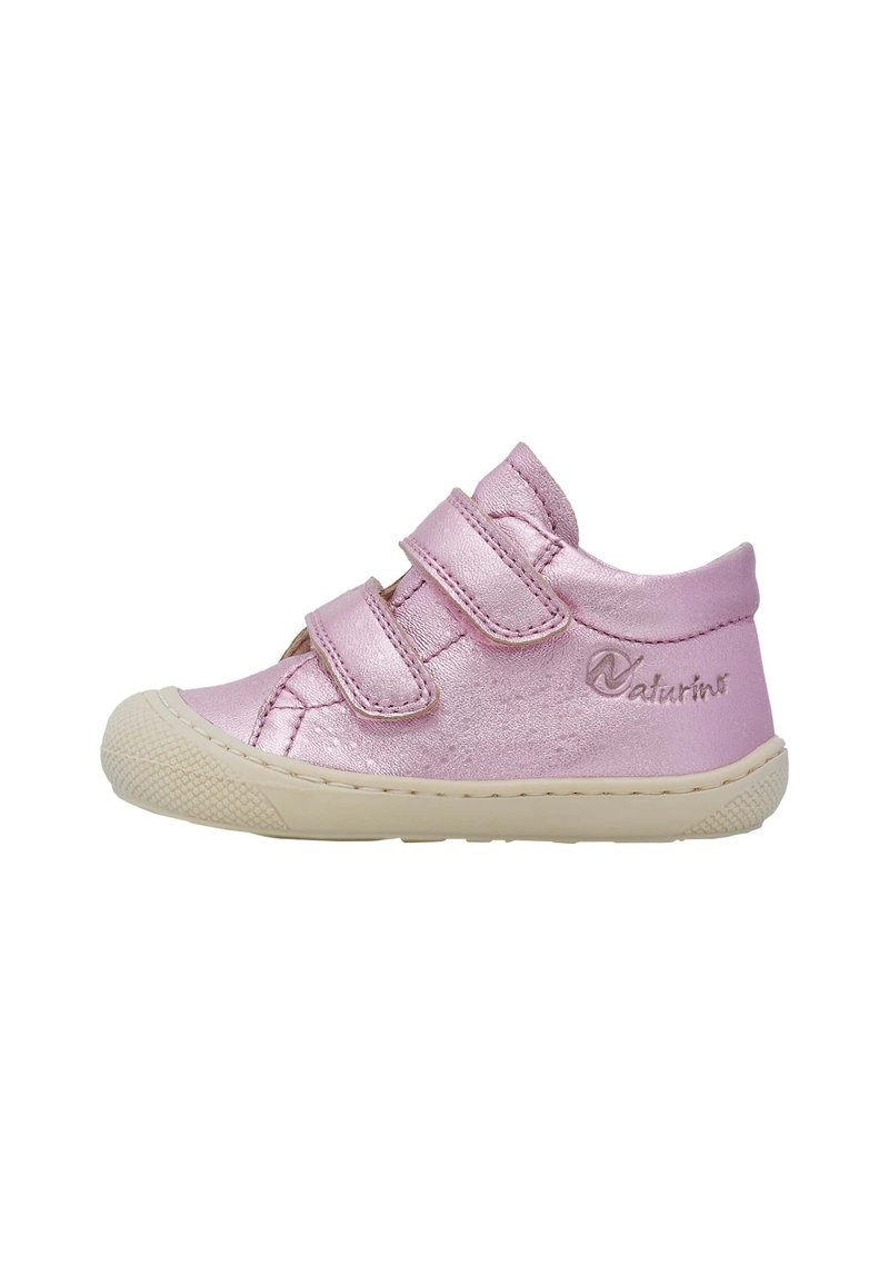 Scarpa per bambini in pelle metallizzata rosa con doppio strap in Velcro, punta arrotondata e suola in gomma testurizzata. Presenta un dettaglio del logo sul lato.