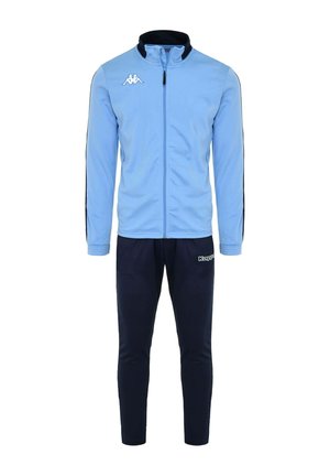 Giacca sportiva azzurro chiaro con zip, collo nero e pantaloni blu navy, entrambi con logo Kappa bianco su petto e coscia.