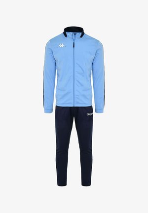 Veste de sport bleu clair zippée avec col noir et pantalon bleu marine, tous deux ornés de logos Kappa blancs sur la poitrine et la cuisse.