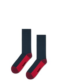 Navneblå sokker med røde detaljer ved tåen og hælen. Har en glat overflade og sort "HAPPY" tekst på den røde sektion.