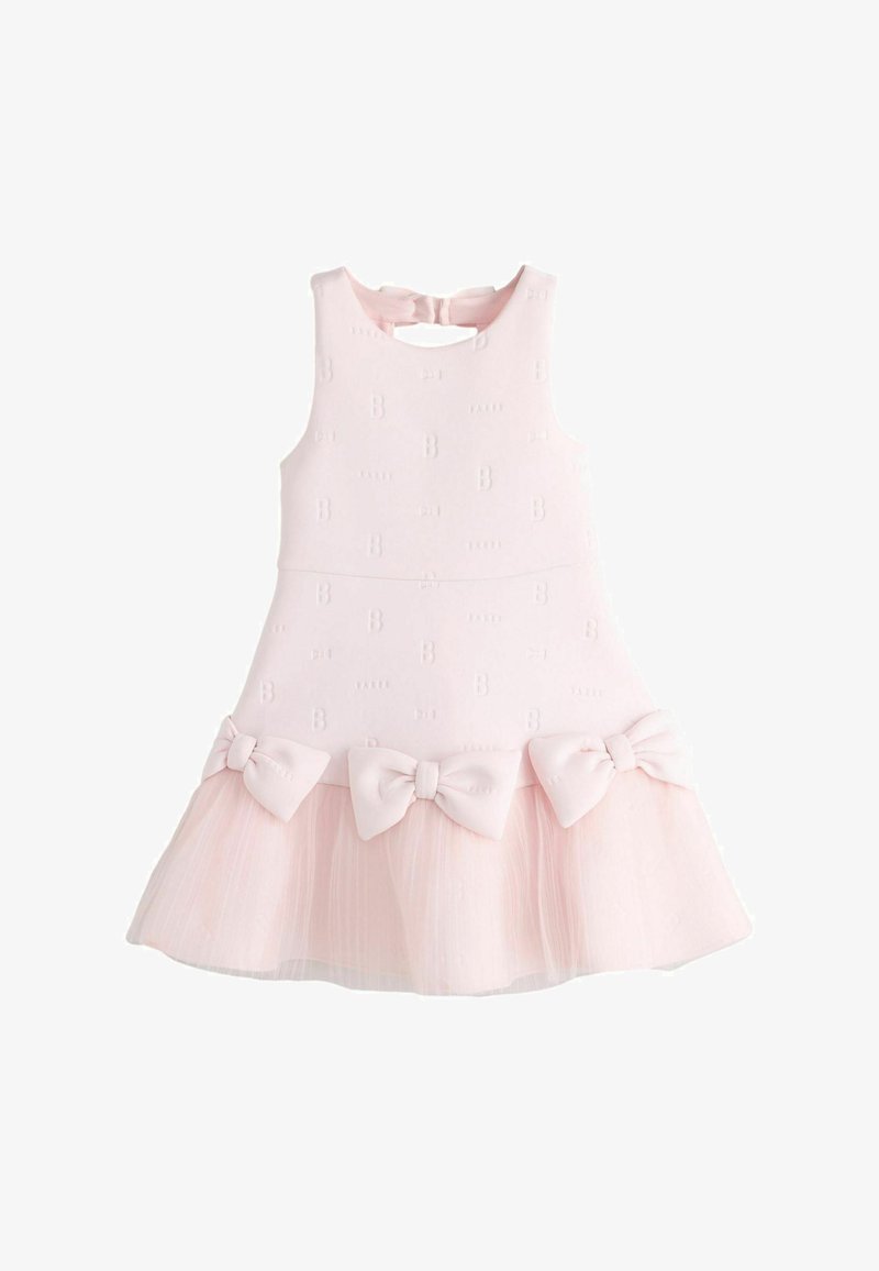 Ujjatlan világos rózsaszín kisgyermek ruha dombornyomott betűkkel, derékon három nagy masnival és tüll szoknyaréteggel.