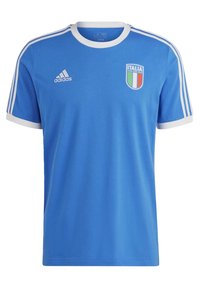 Blå Adidas-tröja med vita accenter, rund krage och tre ränder på ärmarna. Har en "ITALIA"-logotyp och landsfärgarnas emblem.