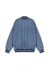 Chaqueta de mezclilla con un tejido azul texturizado, cuello y puños acanalados en color azul marino, y cinturilla elástica. Vista trasera, sin bolsillos ni detalles adicionales.