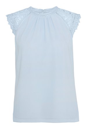 Lyseblå ærmeløs bluse med blonde-kapelærmer og en bølget blondenakke, med diskrete folder foran.