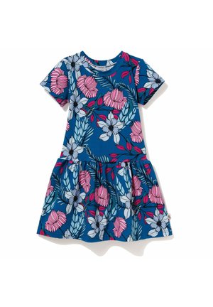 Niebieska sukienka z krótkim rękawem i marszczonym dołem, ozdobiona dużymi wzorami kwiatów i liści w kolorach różowym, białym i czerwonym.