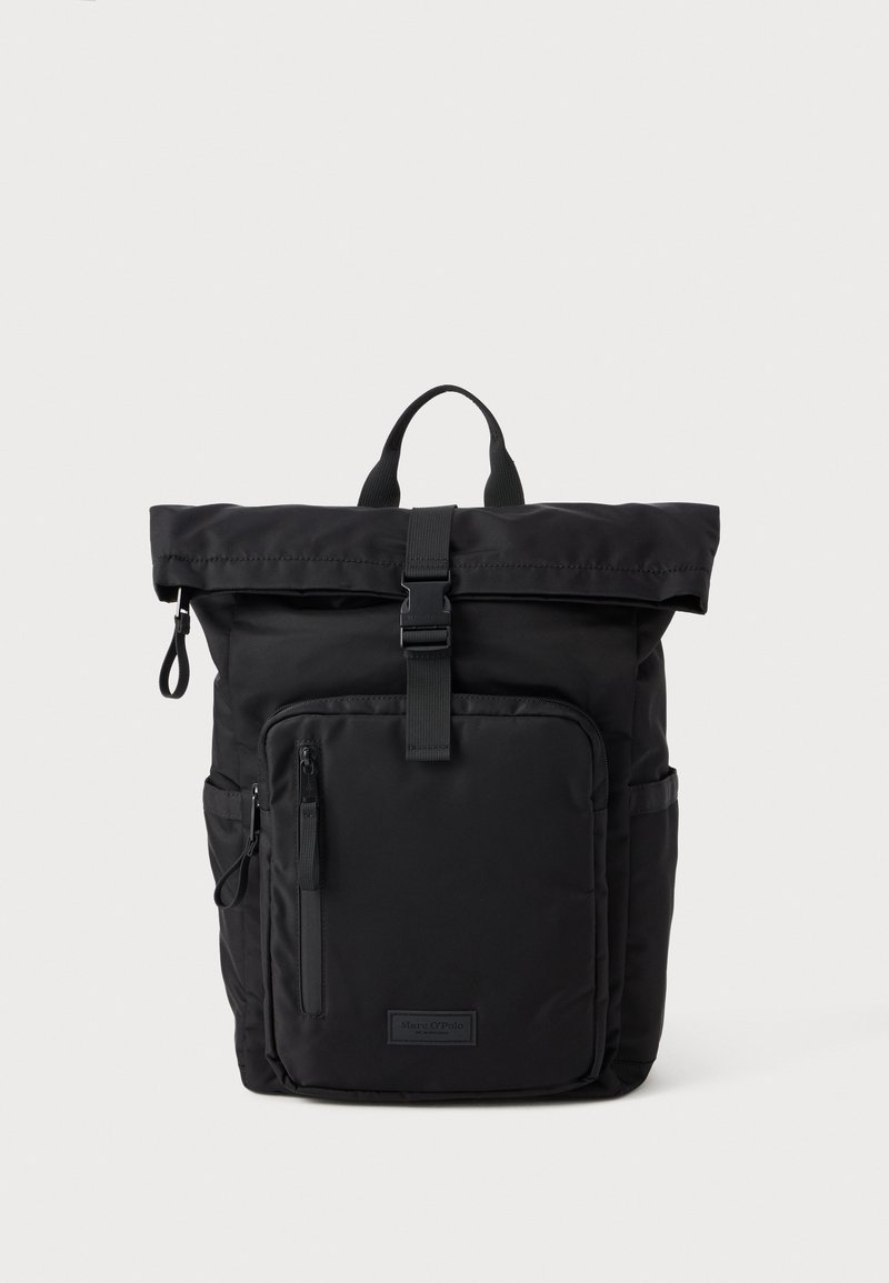 Sac à dos noir à rabat, fabriqué en nylon durable, avec une poche zippée à l'avant, une poche latérale et des bretelles réglables. Design minimaliste avec une finition mate.