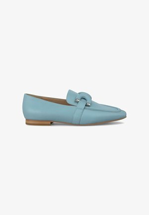 Lichtblauwe leren loafers met een ronde sluiting, platte houten zool, puntige neus en minimale stiksels. Glad oppervlak.