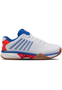 Bílé sportovní boty s modrými a červenými akcenty, lehký síťovaný svršek, texturovaný povrch, gumová podrážka s segmentem z pneumatiky a boční ventilace.