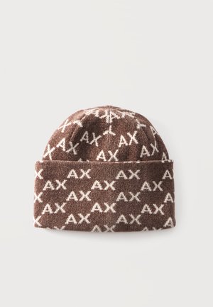Brązowa dziana czapka z podwiniętym rondem, z powtarzającym się białym wzorem "AX" na całej tkaninie.