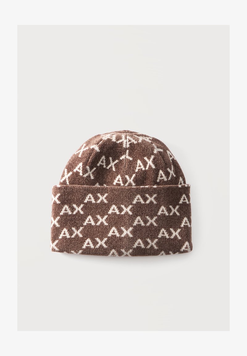 Bonnet en maille marron avec bord replié, présentant un motif blanc "AX" répété sur tout le tissu.
