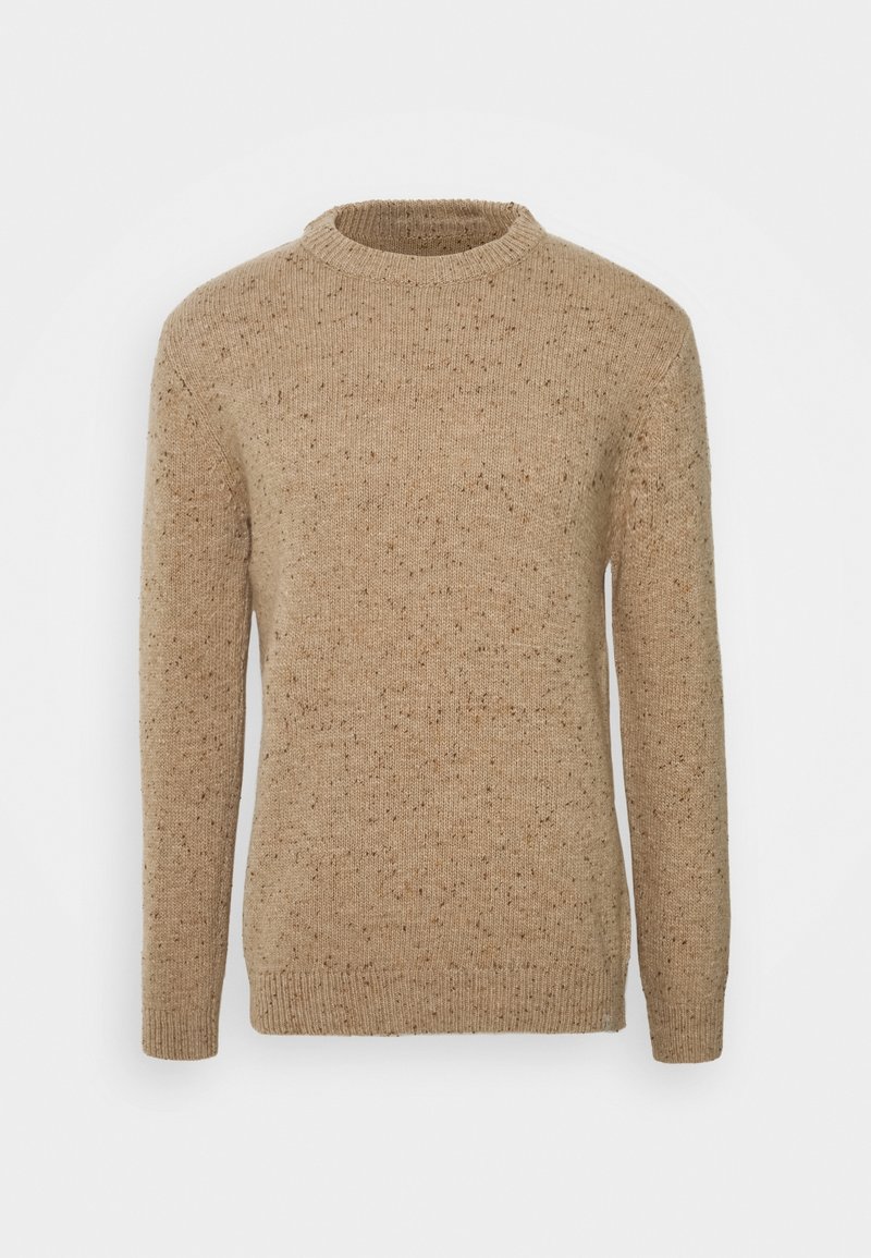 Pull beige en maille à col rond avec manches longues et des fines mouchetures plus foncées sur l’ensemble du tissu.