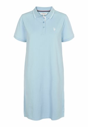 Hellblaues Polokleid mit kurzen Ärmeln, Knopfleiste mit drei Knöpfen, gesticktem Logo auf der Brust und geradem Saum. Glattes Baumwollmischgewebe.