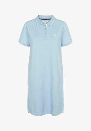Svetlo modra polo obleka s kratkimi rokavi, zapenjanjem na tri gumbe, izvezenim logotipom na prsih in ravnim robom. Gladek bombažni materiali z mešanico.