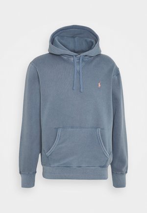 Sweat à capuche bleu à manches longues avec poche kangourou à l'avant, capuche avec cordon de serrage et petit logo rose brodé sur la poitrine gauche.