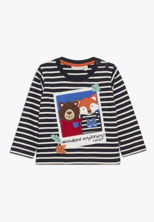 Camiseta de manga larga para niño pequeño, a rayas azul marino y blanco, con parche de oso y zorro, hojas coloridas y texto "exploradores del bosque! jojo".