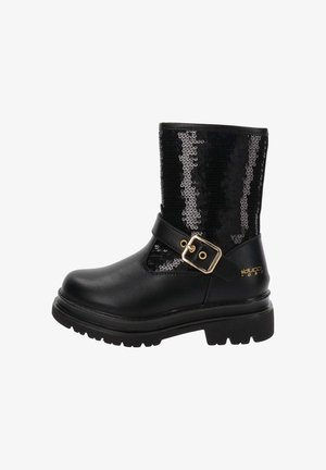 Czarny skórzany botek za kostkę z błyszczącą górą ozdobioną cekinami, masywną podeszwą i złotym zapięciem na pasku. Teksturowane wykończenie i solidna konstrukcja.