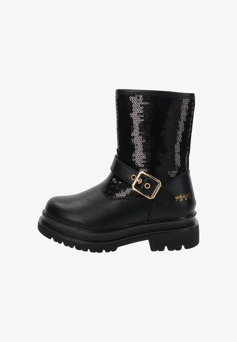Botín negro de cuero con parte superior brillante de lentejuelas, suela gruesa y detalle de hebilla dorada en la correa. Acabado texturizado y diseño robusto.