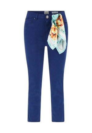 Jeans slim fit blu navy con tasche frontali e una sciarpa floreale colorata annodata a un passante della cintura sul lato destro.