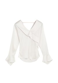 Blusa blanca de manga larga con escote en forma de V y un panel frontal drapeado. Tejido suave con puños acampanados y dobladillo redondeado. Textura suave.