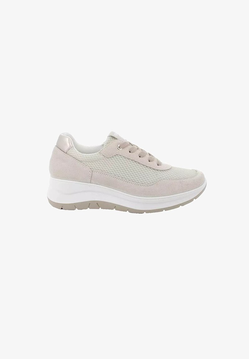 Sneaker beige chiaro con accentuazioni in mesh e suede, dotato di lacci tondi, una suola bianca imbottita e un design elegante ed ergonomico.