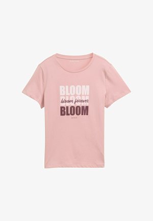 Camiseta de algodón rosa claro con cuello redondeado. El diseño del texto incluye "BLOOM" y "bloom forever", en diferentes tamaños de fuente y tonalidades.