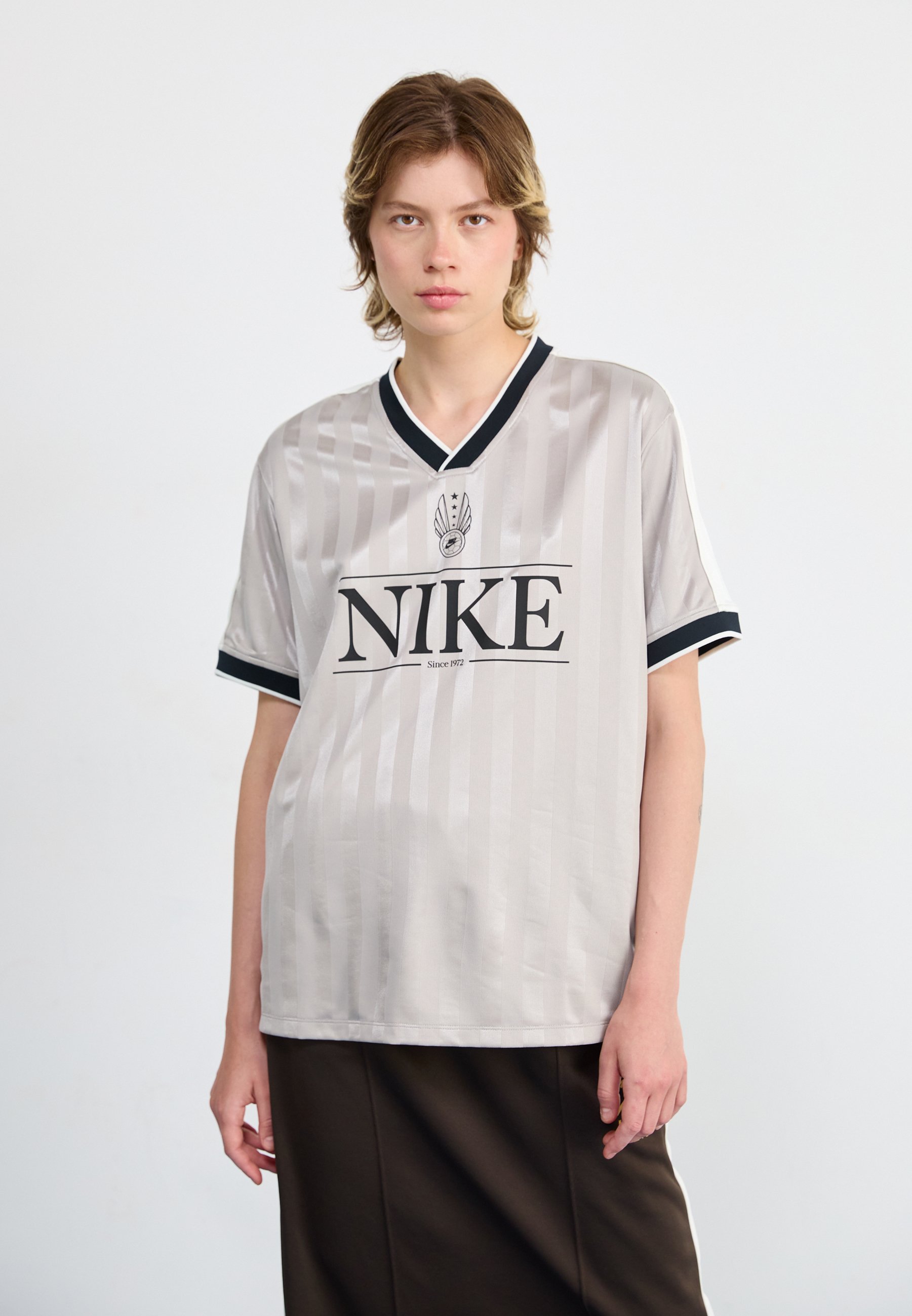Nike Sportswear V NECK - Print T-shirt - college grey/sail/black/grey - Zalando.co.uk