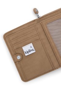 Hnědá textilní peněženka s několika sloty na karty, průhlednou kapsou na identifikaci, uzávěrem na patent a štítkem s logem Kipling. Hladký povrch a odolné švy.