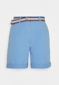 Jasnoniebieskie szorty wykonane z bawełny, z podwiniętym dołem i paskiem w paski z czerwonymi i białymi akcentami. Brak widocznych kieszeni.