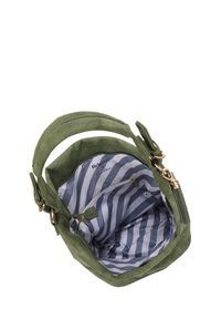 Borsa a tracolla in suede verde con interno in tessuto caratterizzato da righe grigie e bianche, fodera con marchio, tasca con zip e materiali di metallo in tonalità oro.