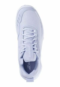 Zapatilla deportiva de color púrpura claro con un upper de malla texturizada, diseño de cordones y una suela acolchada. Presenta un logo y acentos mínimos.