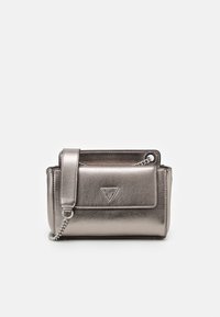 Borsa rettangolare metallica argento con tracolla a catena, patta frontale e accento con logo. Superficie liscia con una finitura elegante.