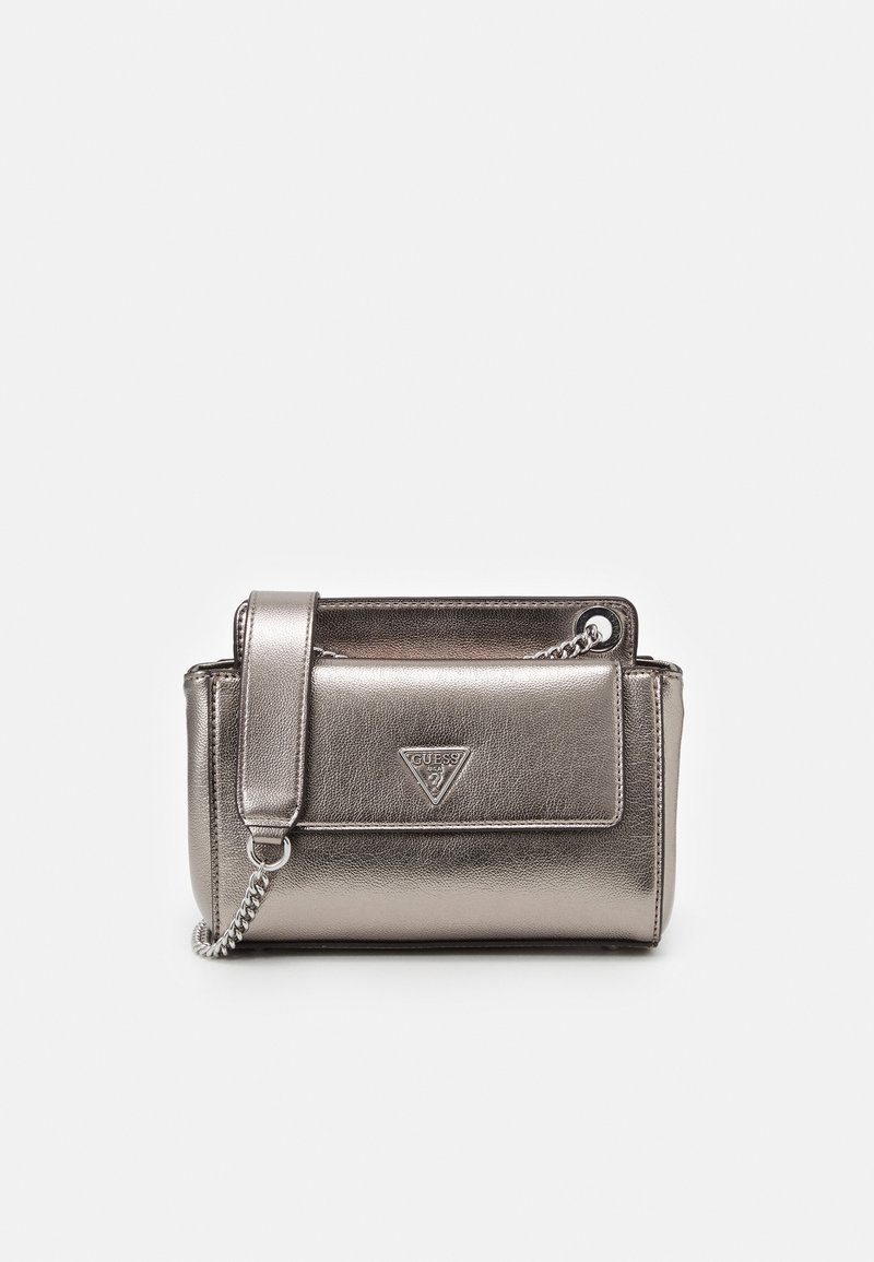 Borsa rettangolare metallica argento con tracolla a catena, patta frontale e accento con logo. Superficie liscia con una finitura elegante.